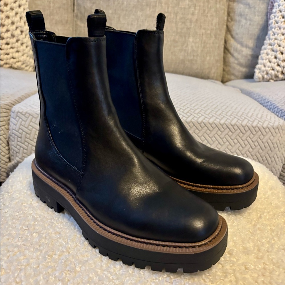 In excellent  condition~Sam Edelman Laguna boot with lug sole
